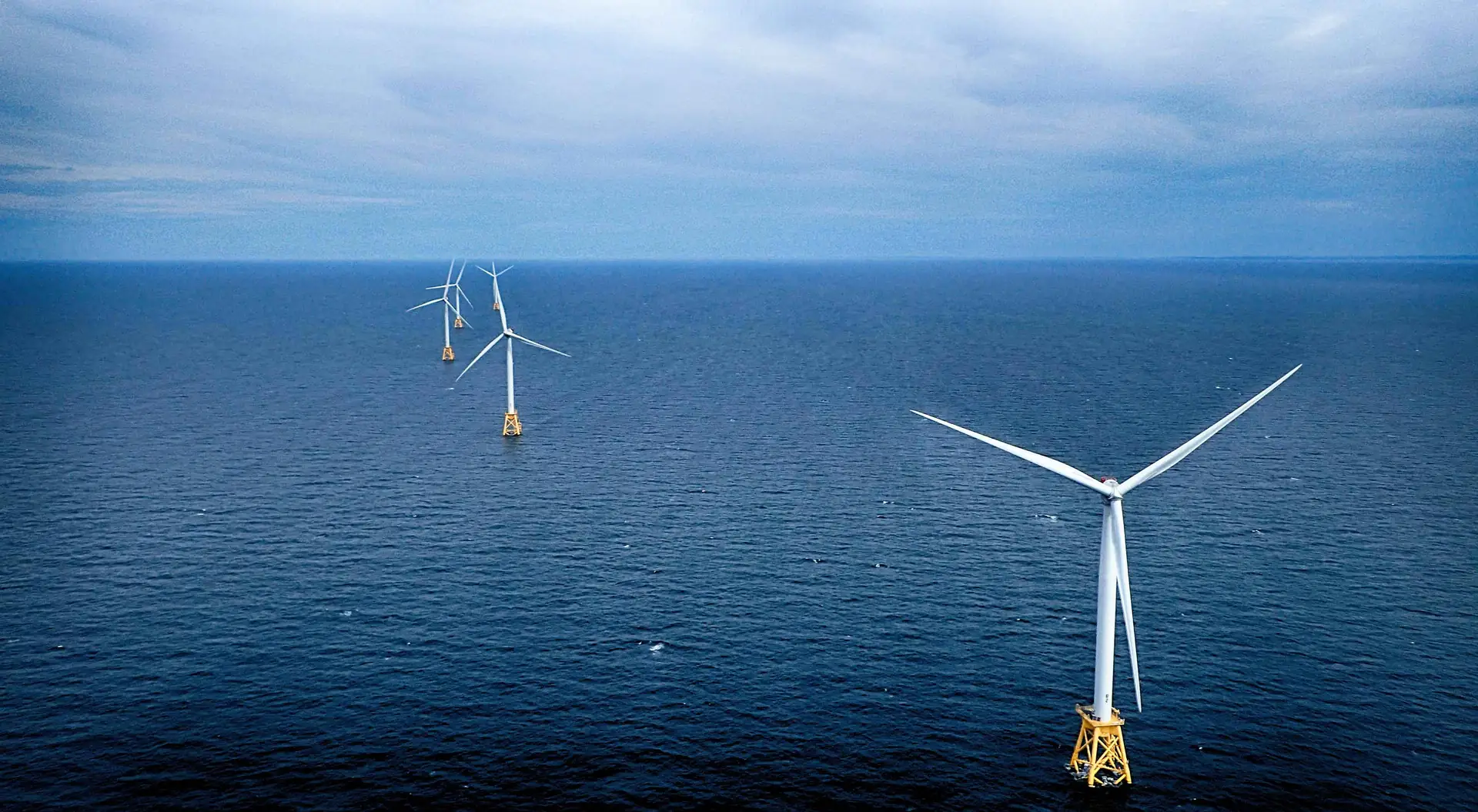 Parc éolien en mer, vu d’en haut : turbines sur une mer sombre